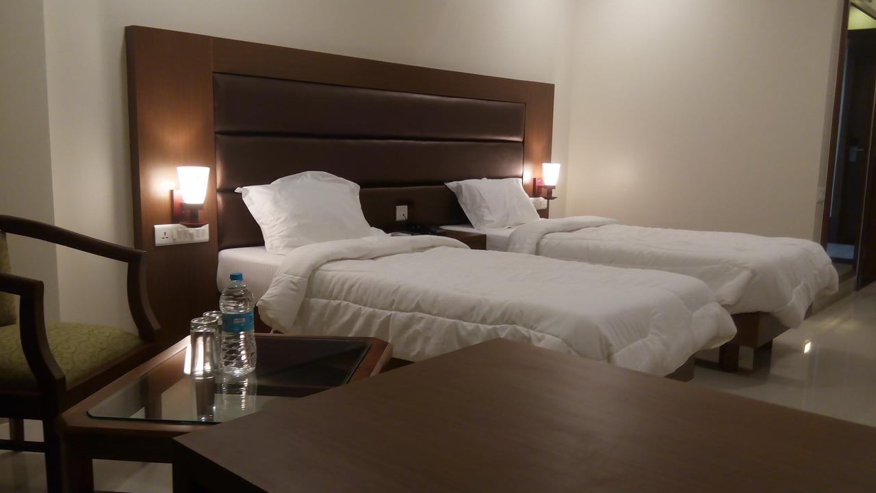 Hotel The Metropole - Phase II Lonavala Ngoại thất bức ảnh